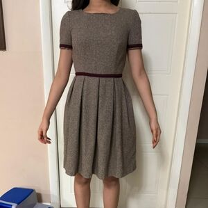 Classic Brown Tweed Short-Sleeve Midi Dress with Maroon Trim